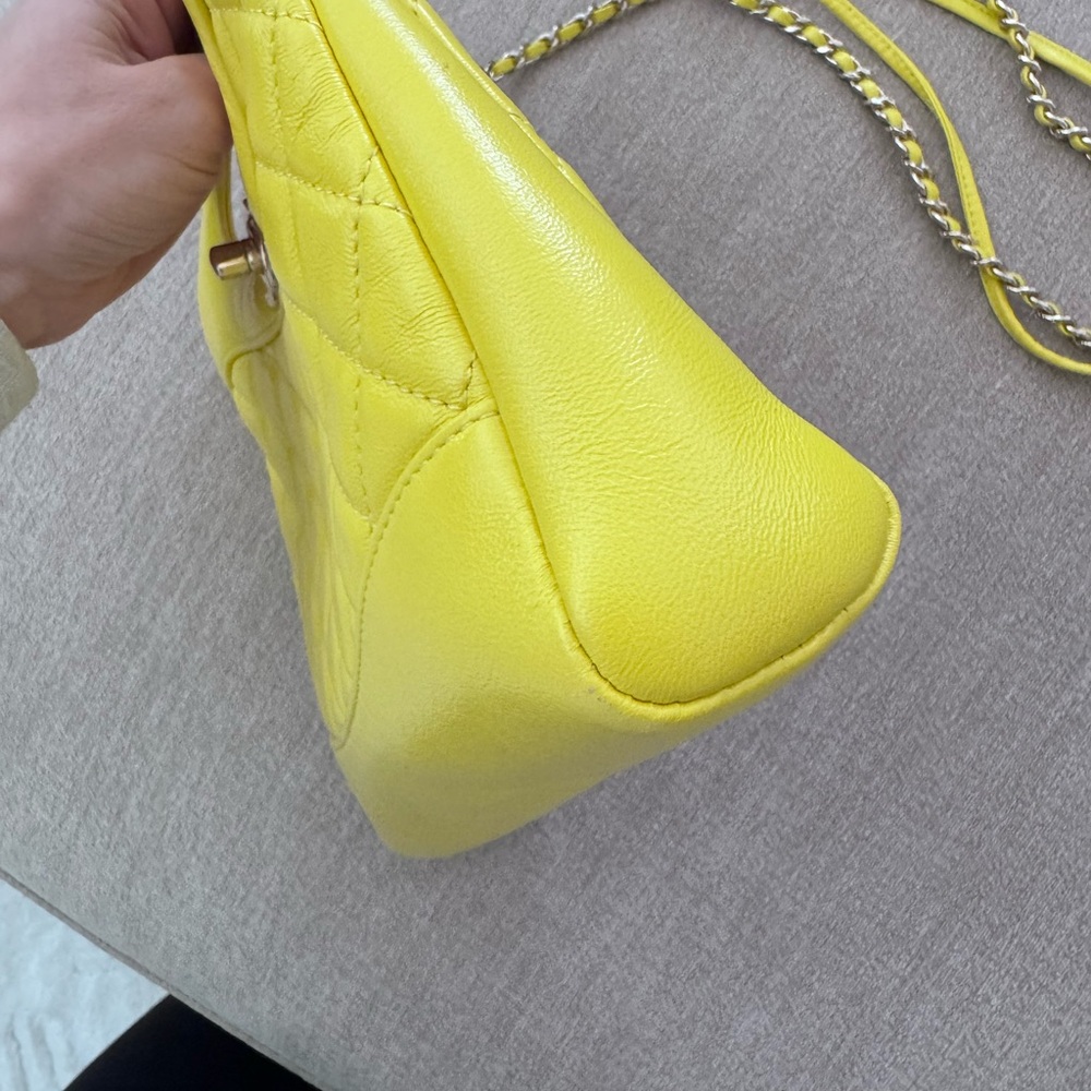 CHANEL Bright Yellow Accessory - Picture 3 of 4